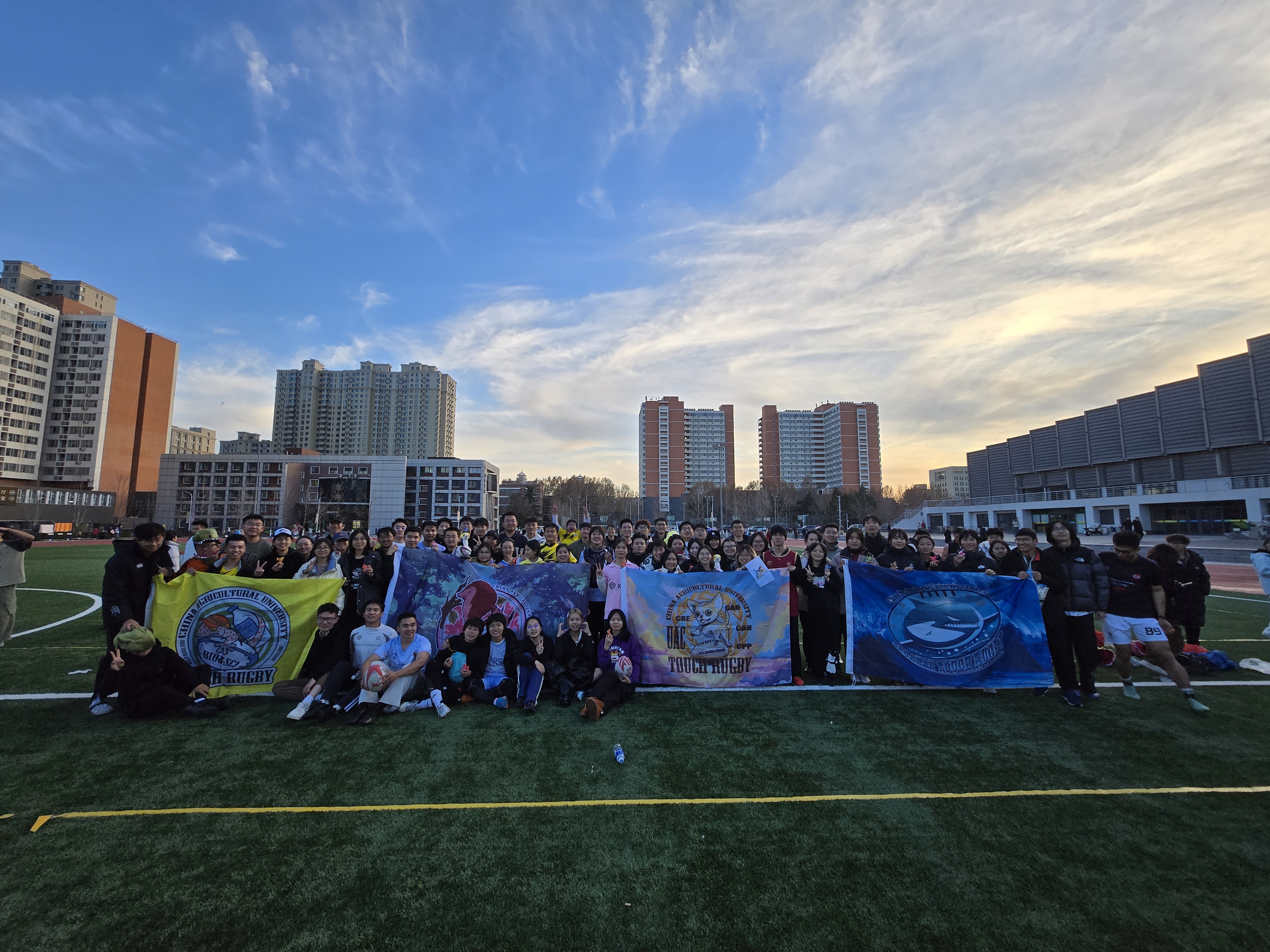 世俱杯2025-比赛现场的观众热情高涨，气氛紧张刺激的简单介绍