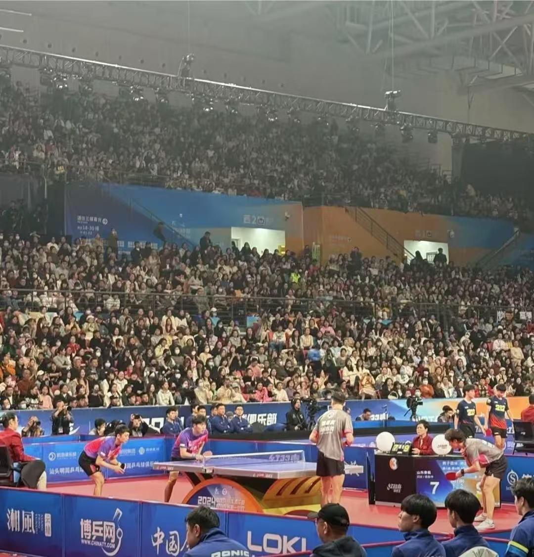 比赛现场的观众热情高涨，气氛紧张刺激的简单介绍